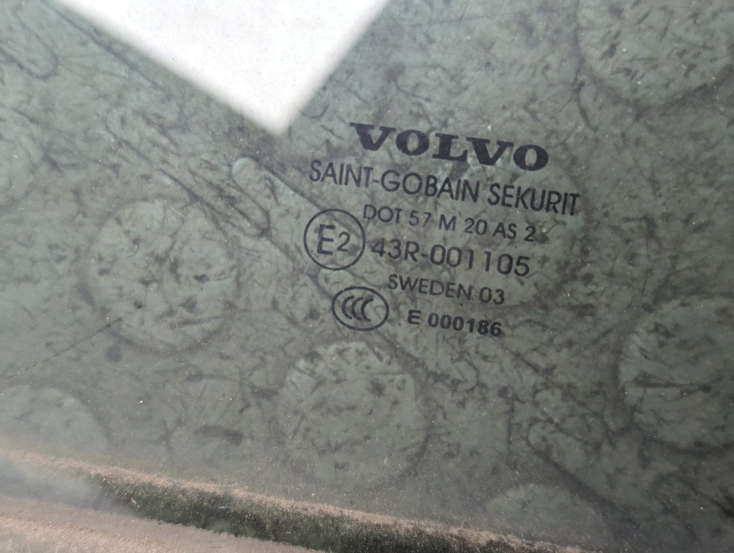 Стекло двери передней левой