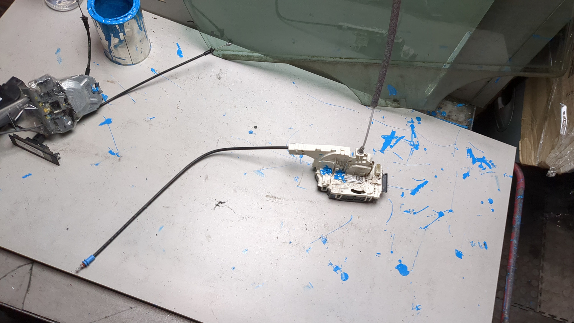 Замок двери передней левой