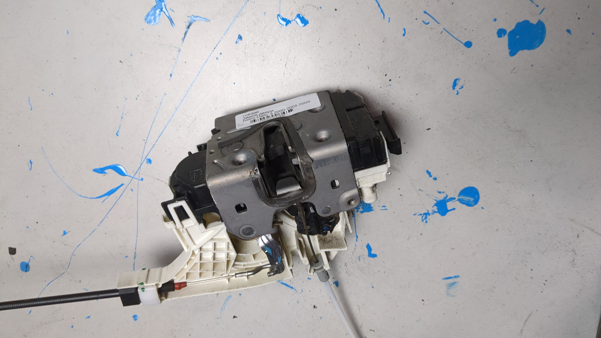 Замок двери передней левой