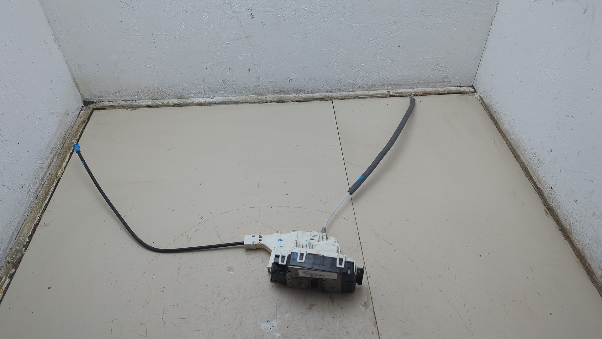 Замок двери передней левой