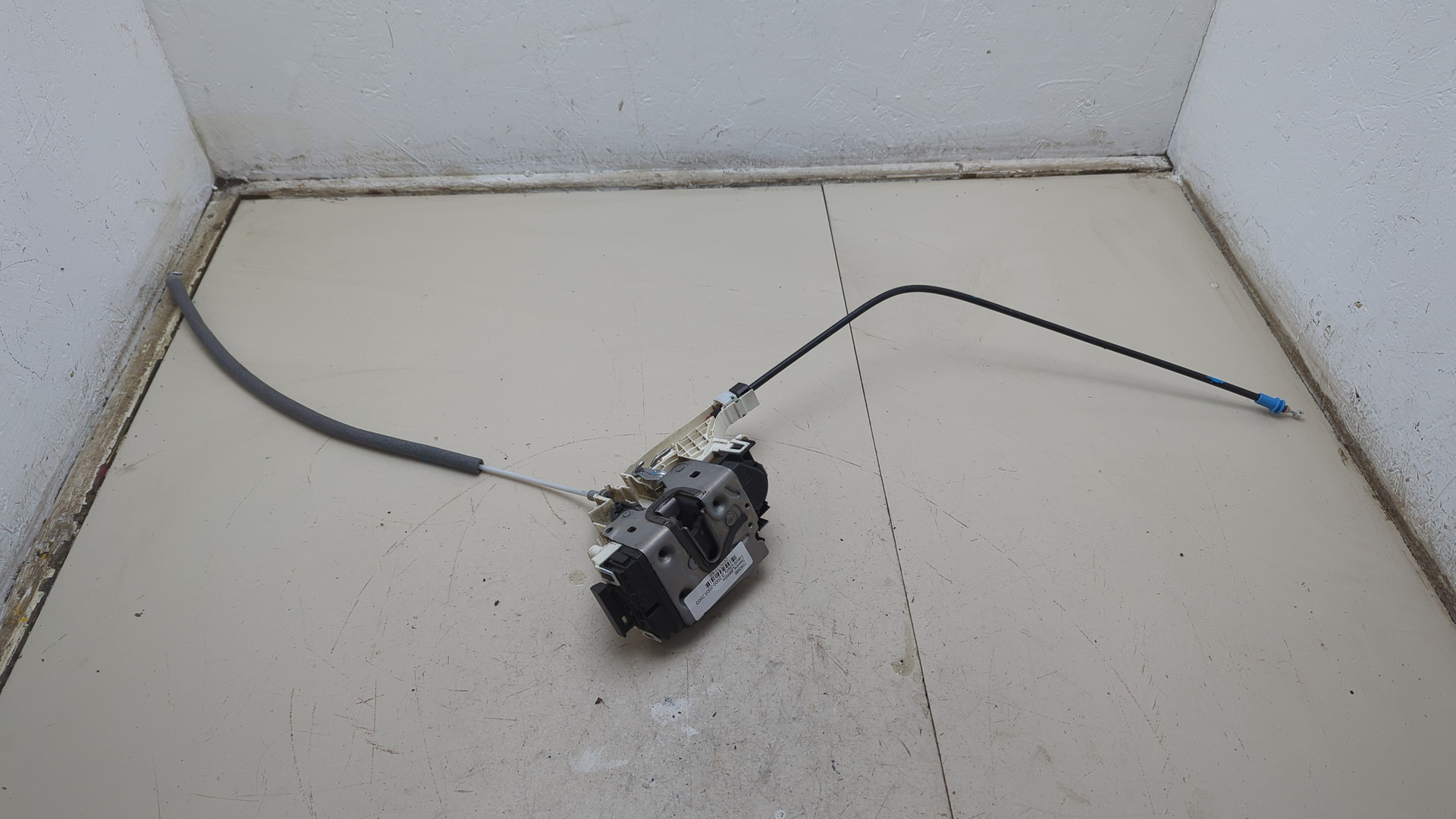 Замок двери передней левой