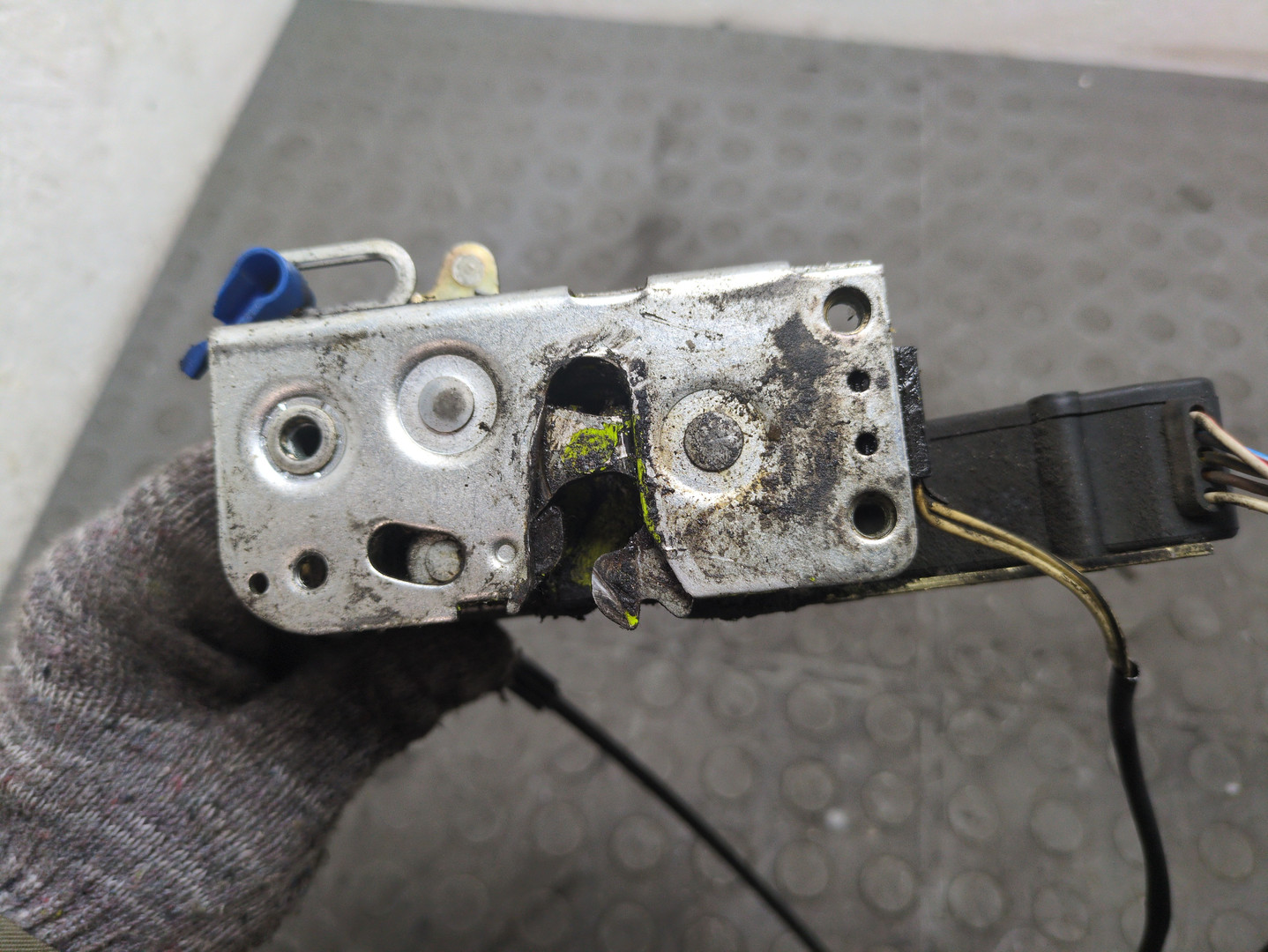 Замок двери передней правой для TGL 2005-2014