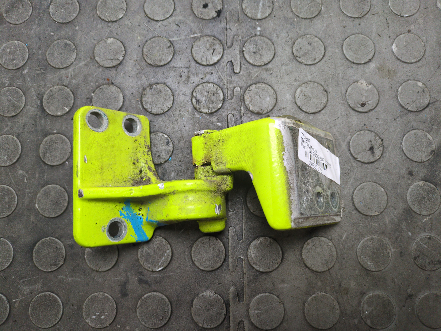 Петля двери