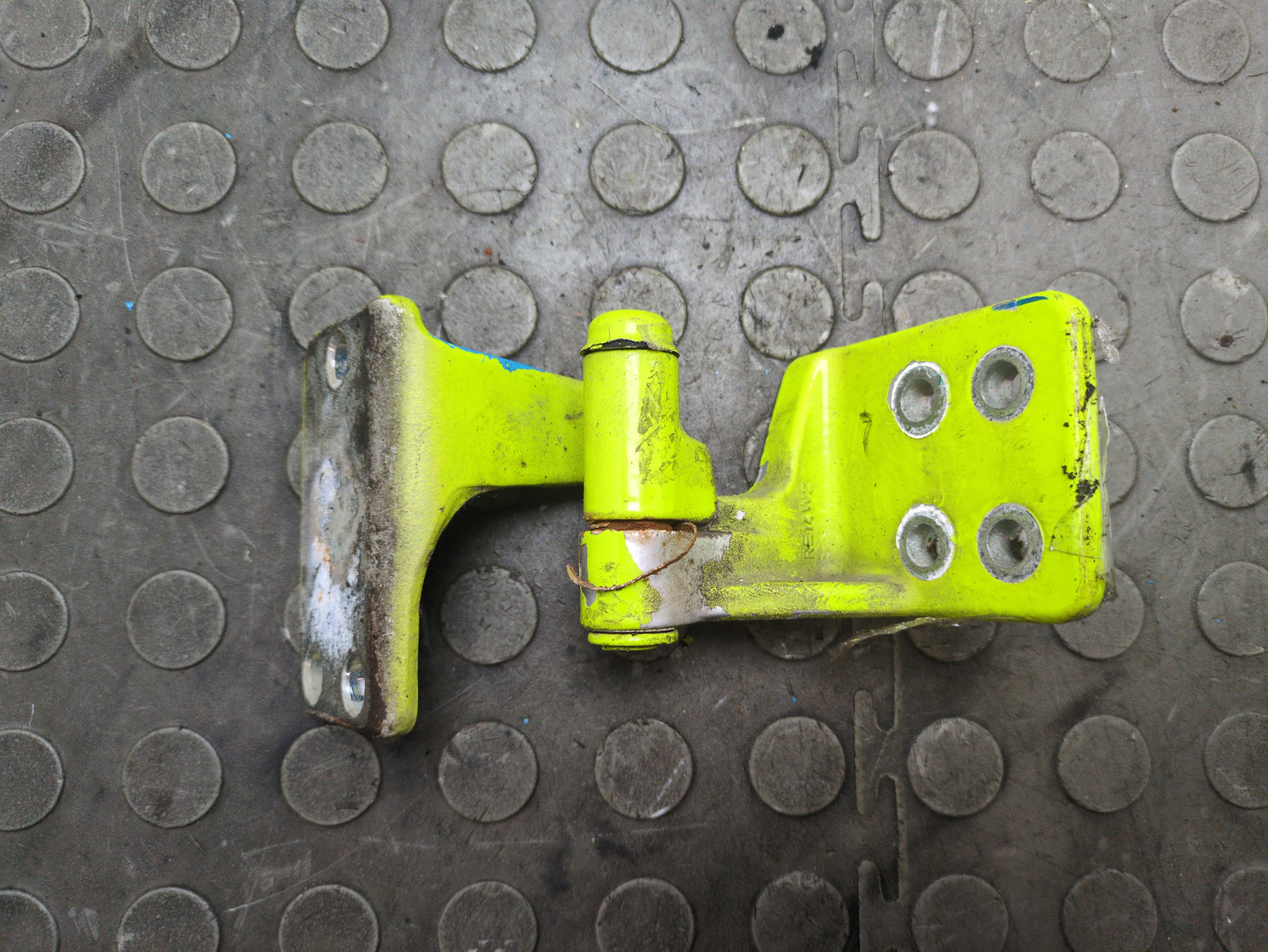 Петля двери