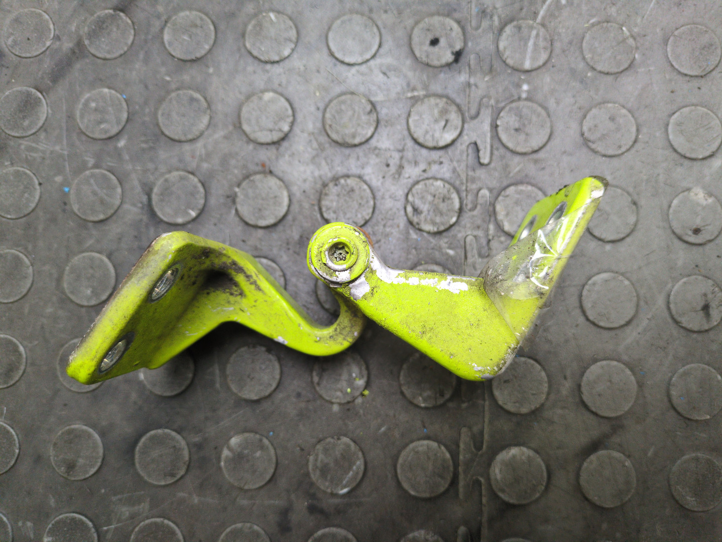 Петля двери