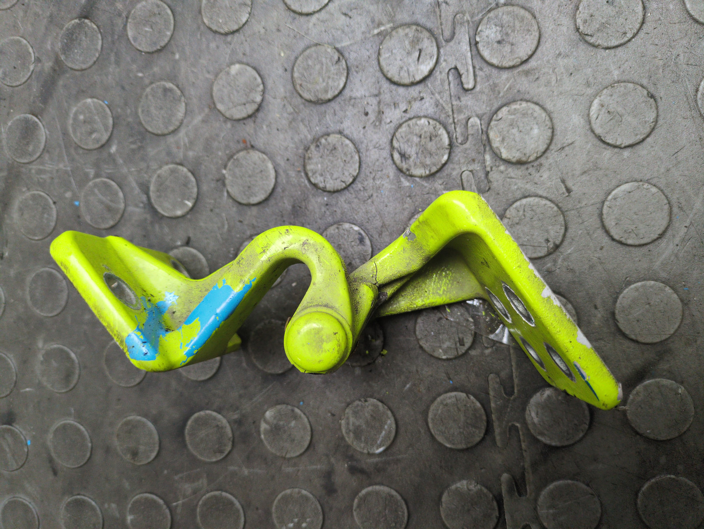 Петля двери