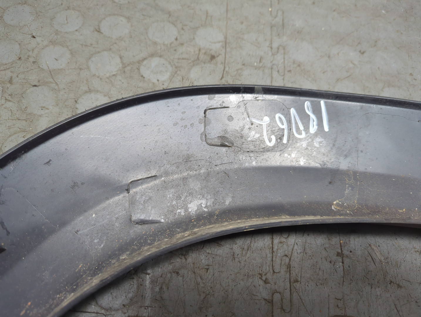 Накладка переднего крыла левого