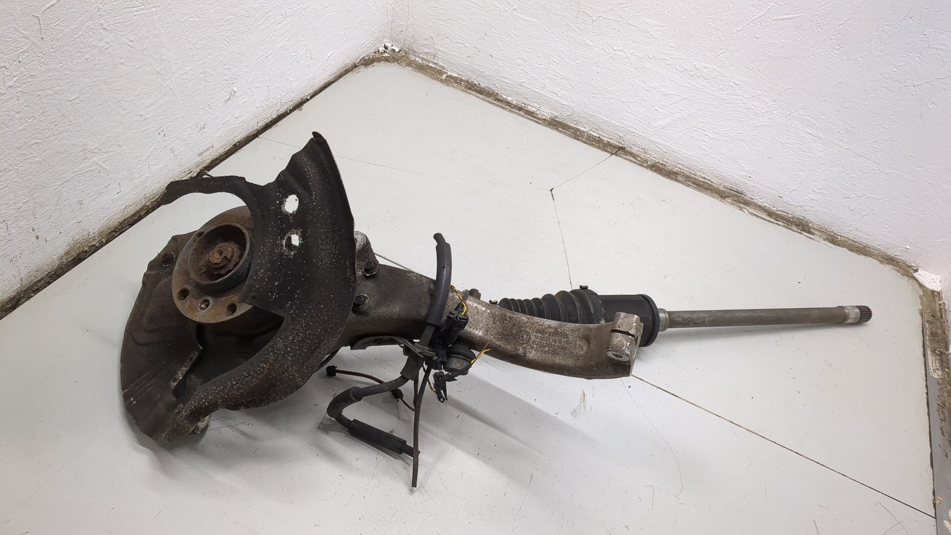 Кулак поворотный передний правый