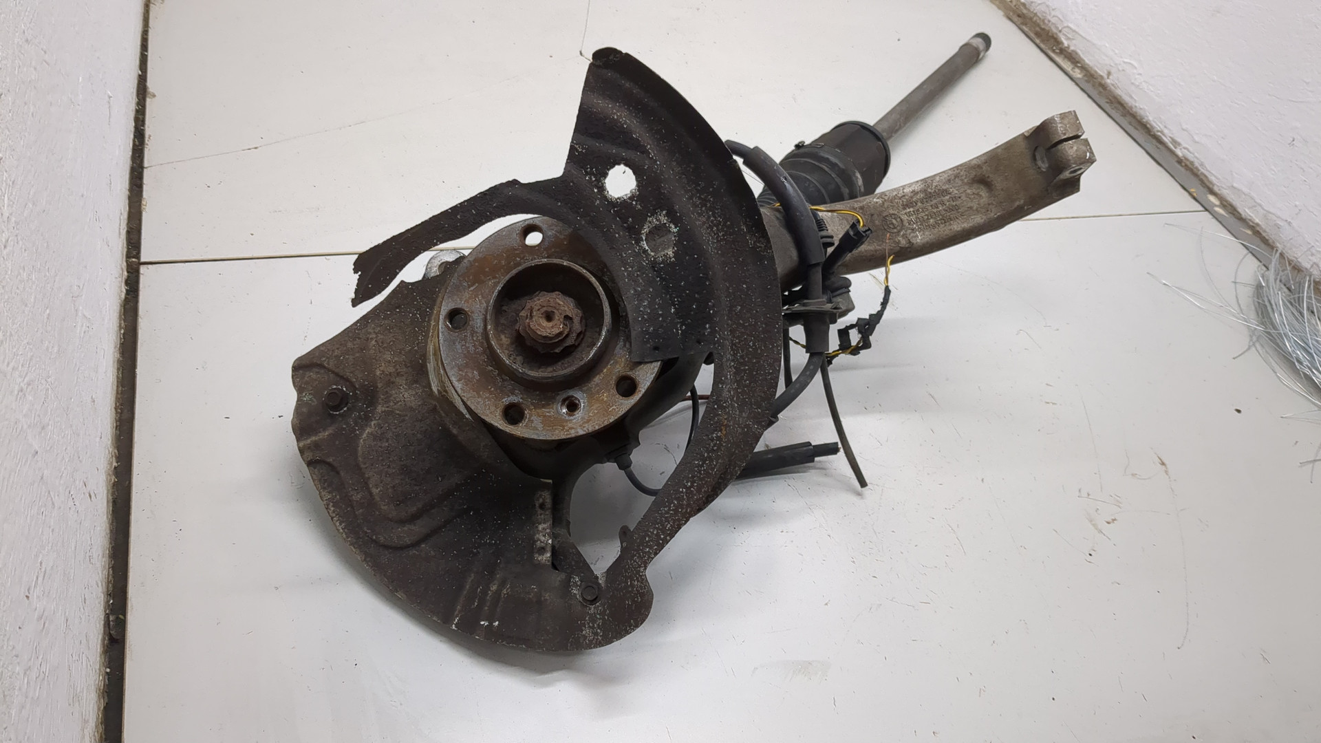 Кулак поворотный передний правый