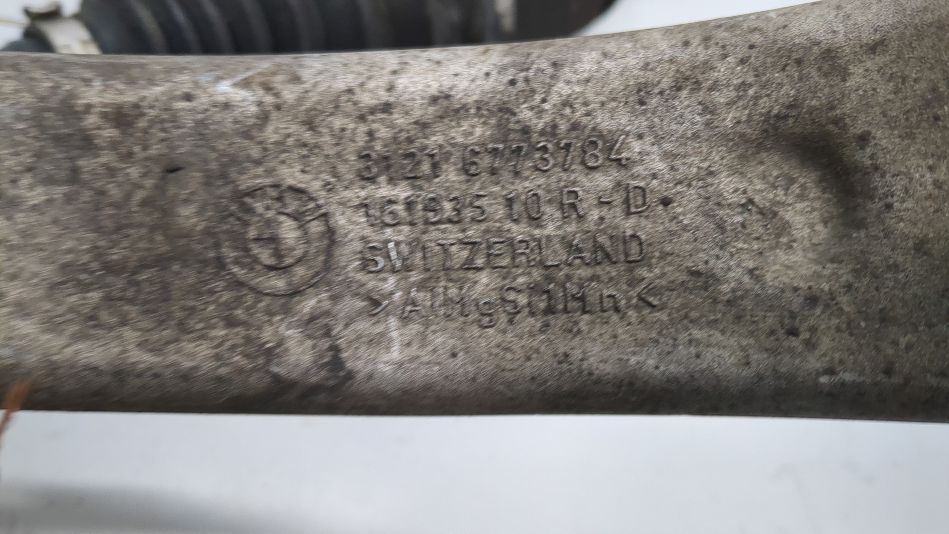 Кулак поворотный передний правый