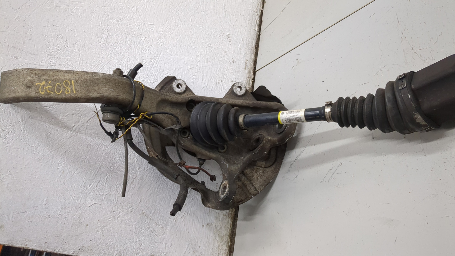 Кулак поворотный передний правый