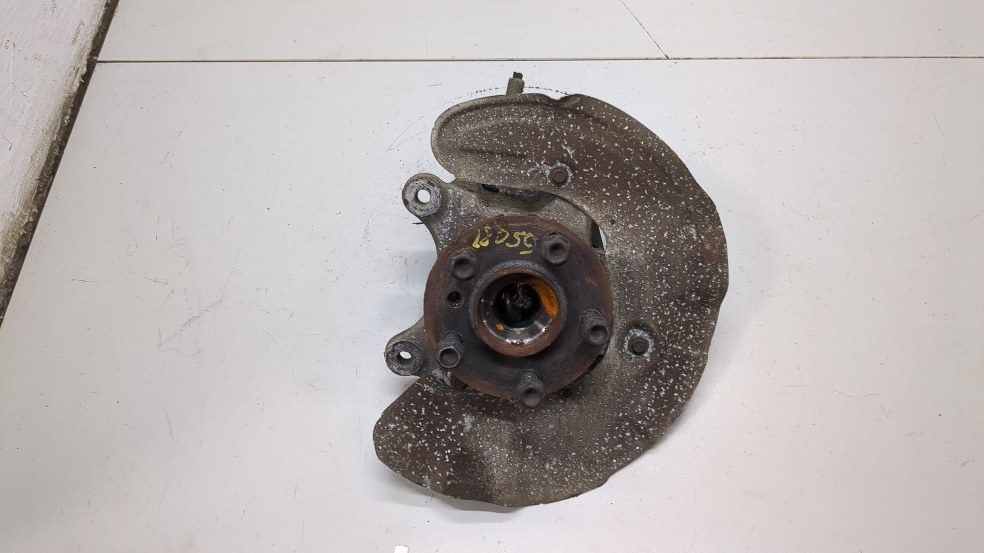 Кулак поворотный передний левый