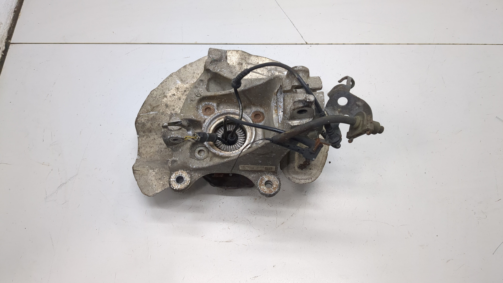 Кулак поворотный передний левый