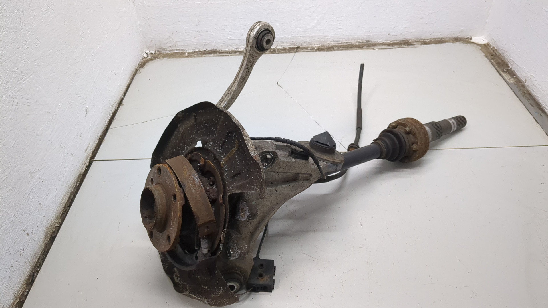 Кулак поворотный задний левый