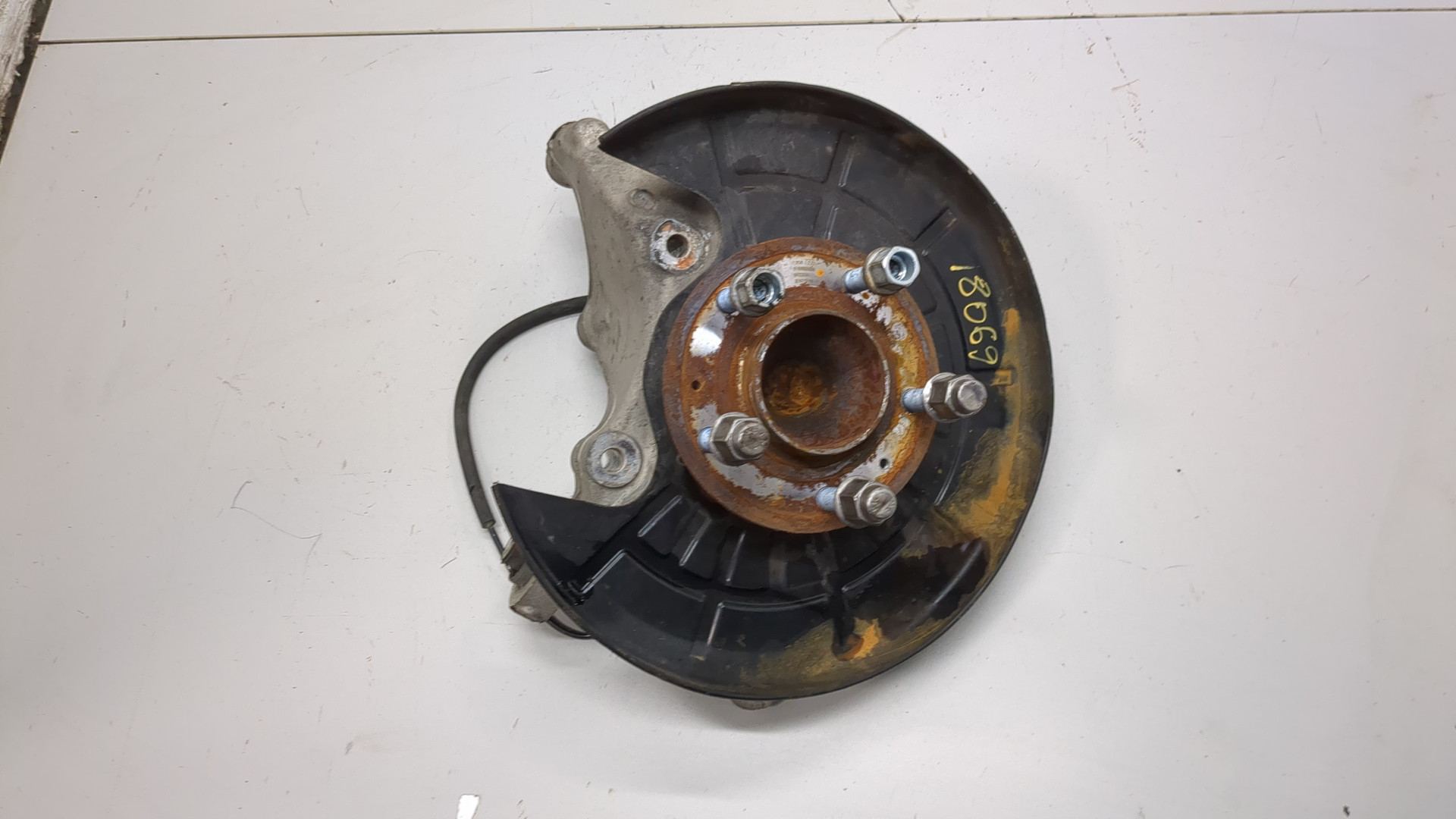 Кулак поворотный задний правый