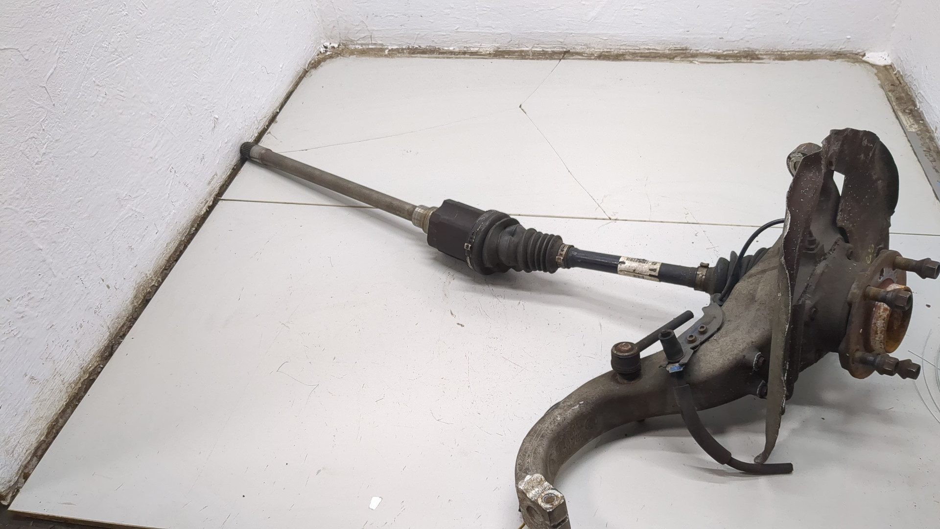 Кулак поворотный передний правый