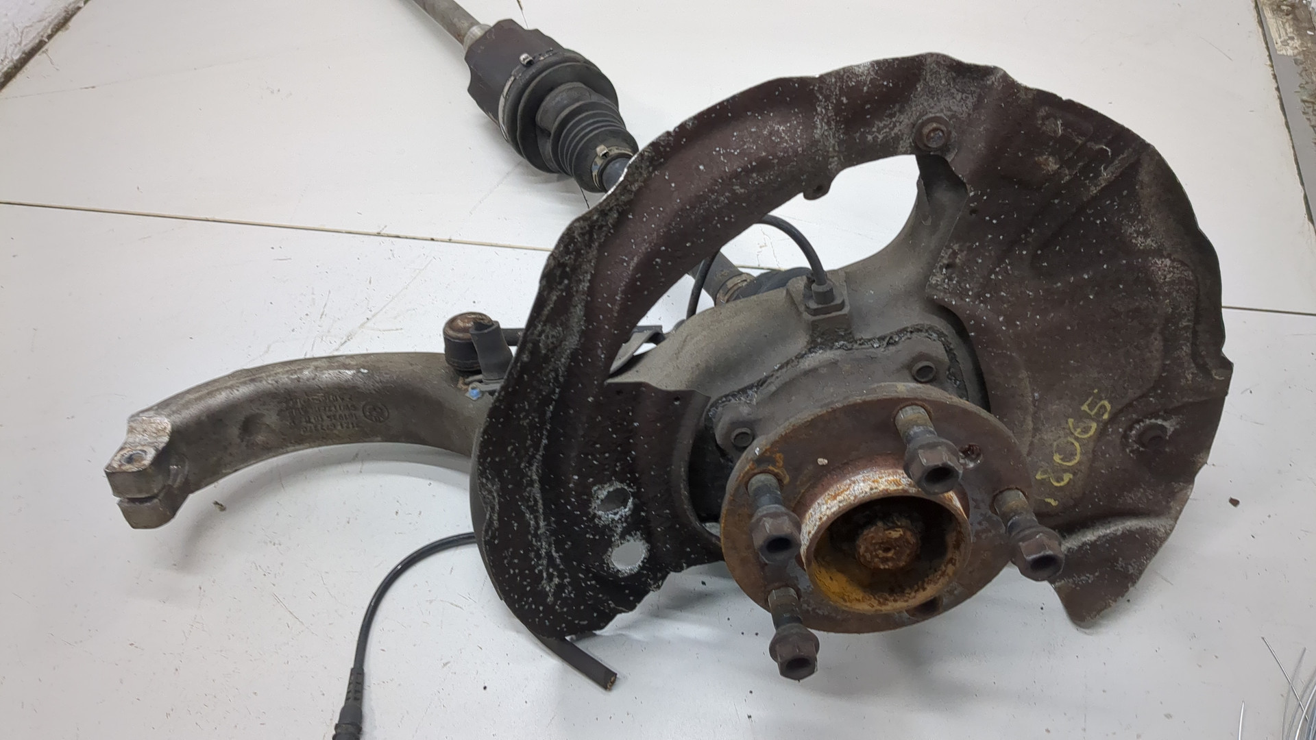 Кулак поворотный передний правый