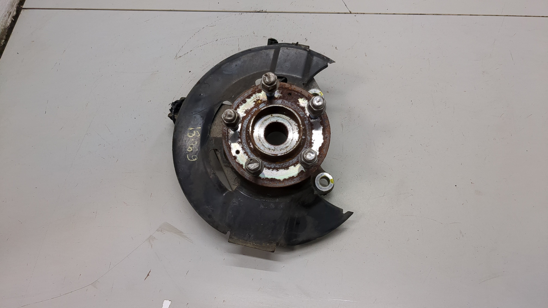 Кулак поворотный передний правый