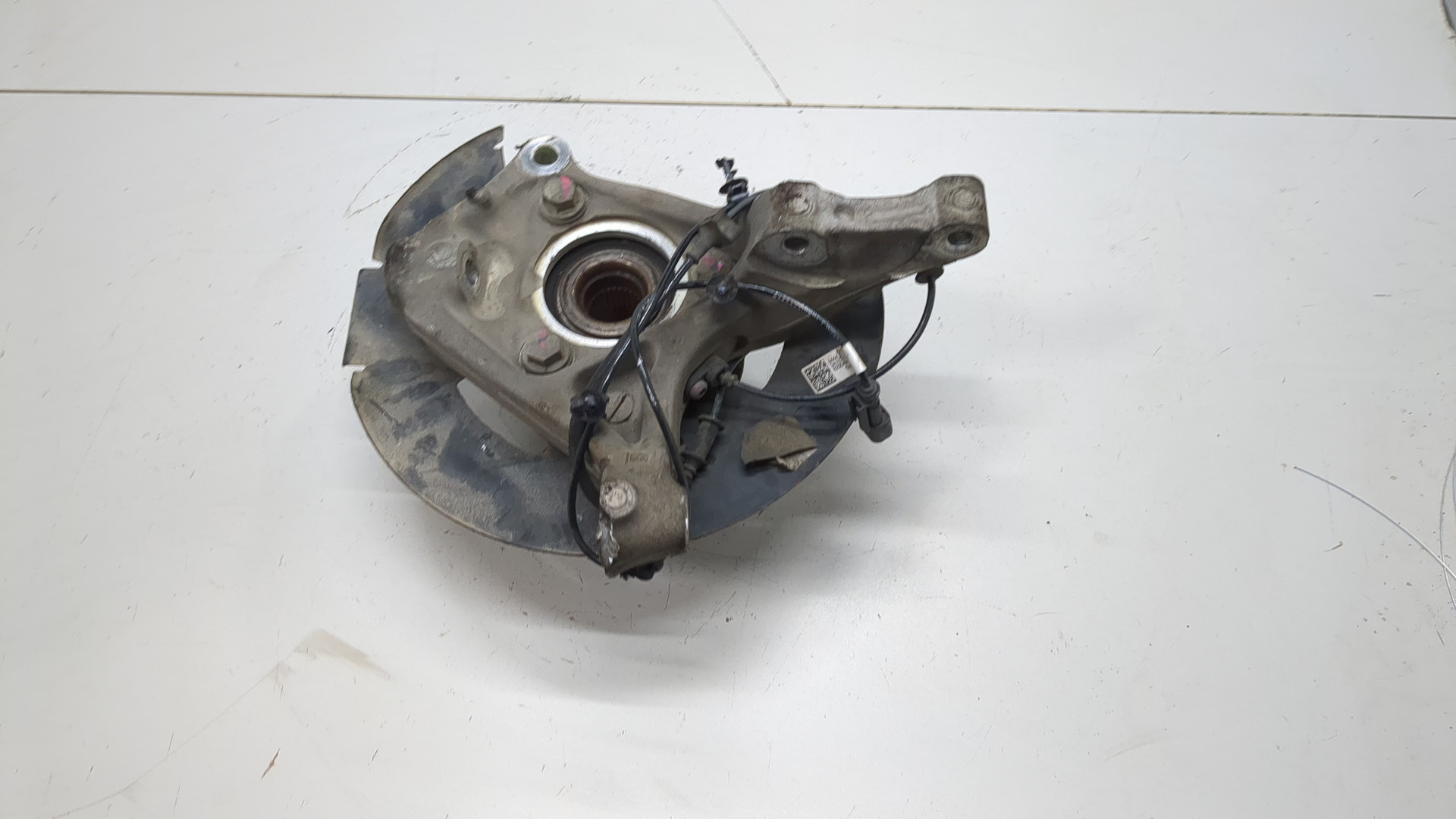 Кулак поворотный передний правый