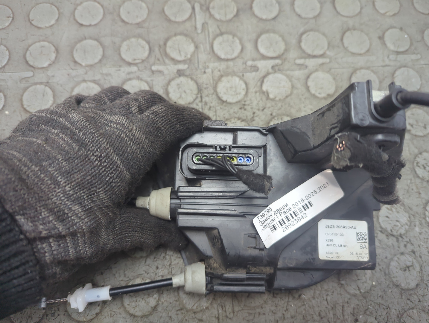 Замок двери передней правой