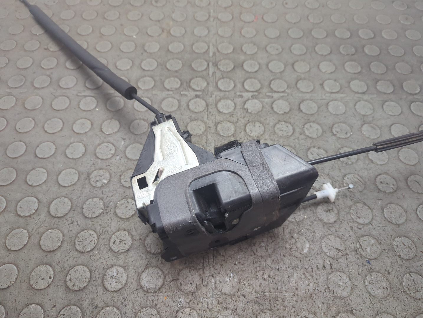 Замок двери передней правой