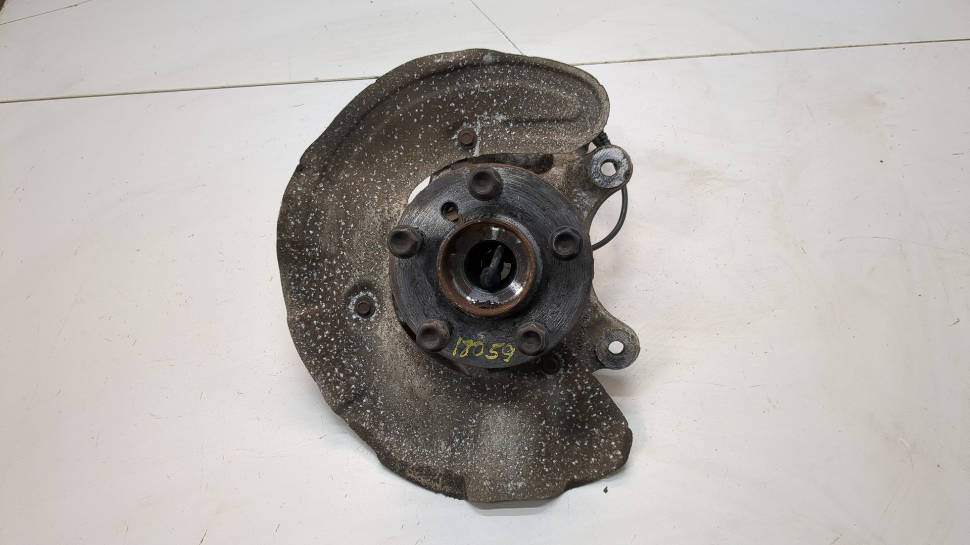 Кулак поворотный передний правый