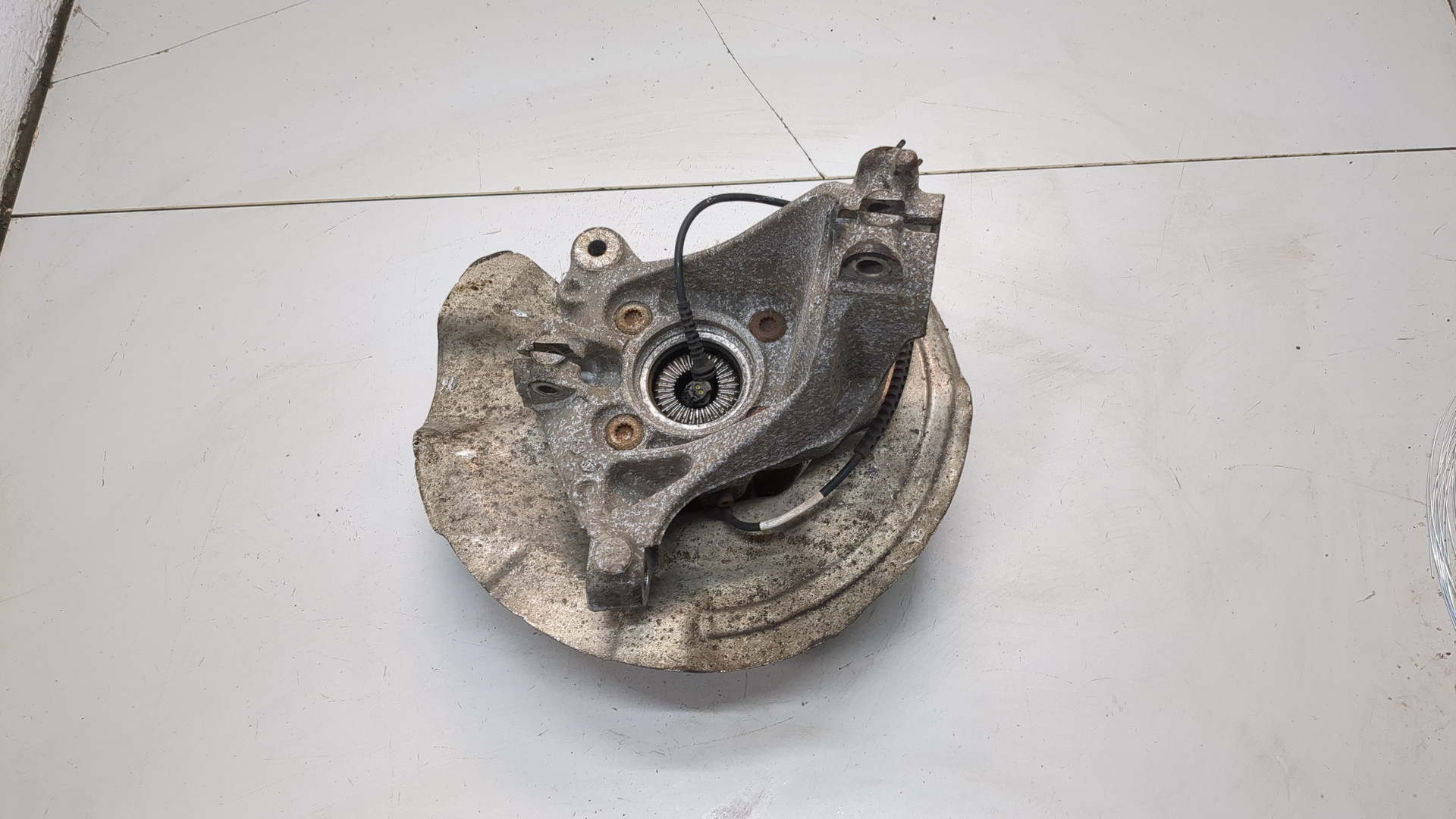 Кулак поворотный передний правый