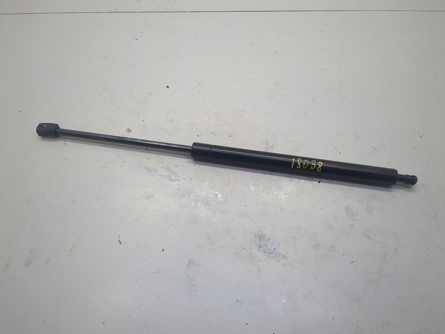 Амортизатор крышки багажника