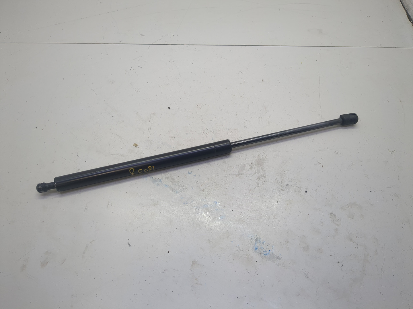 Амортизатор крышки багажника