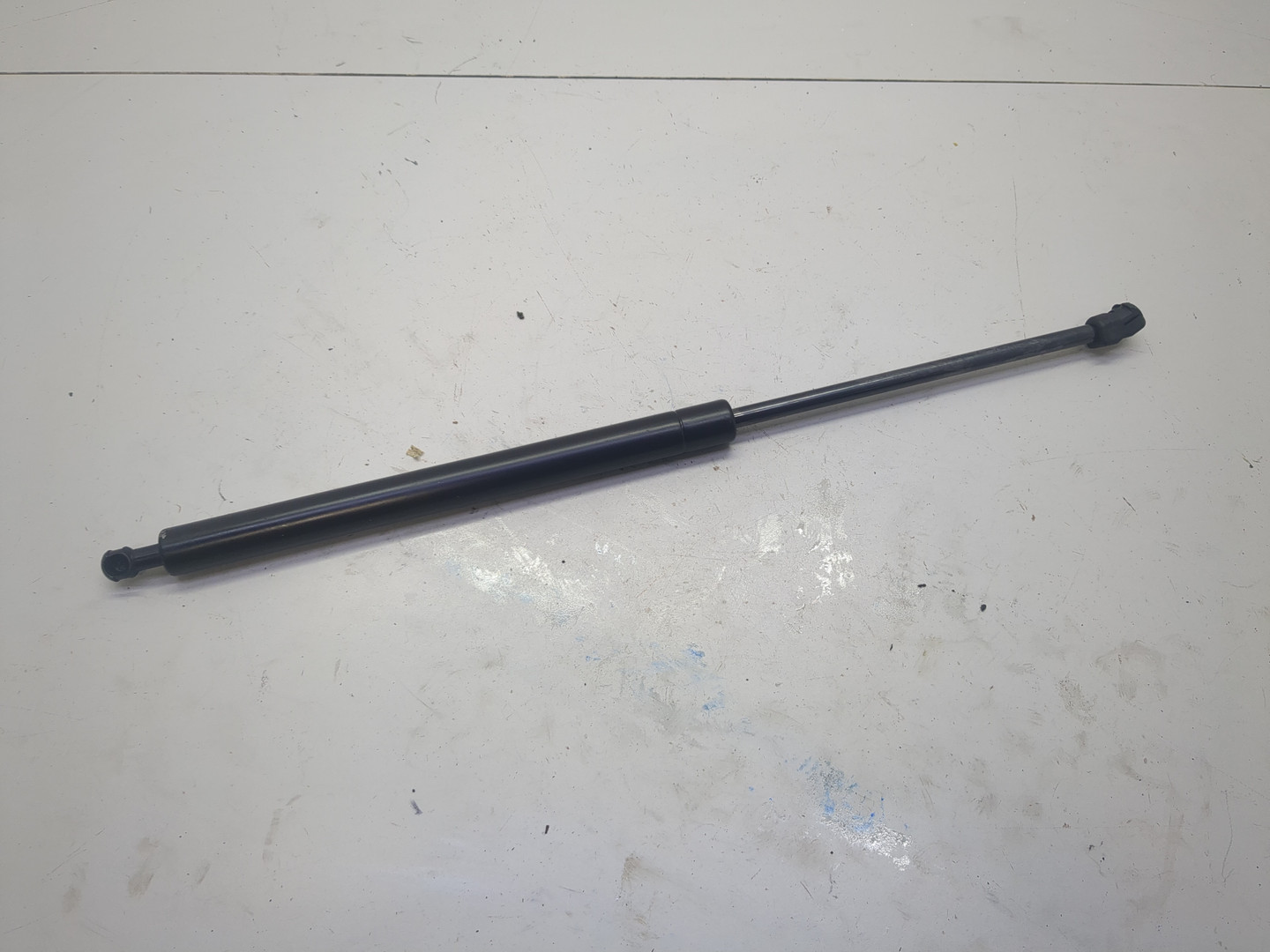 Амортизатор крышки багажника