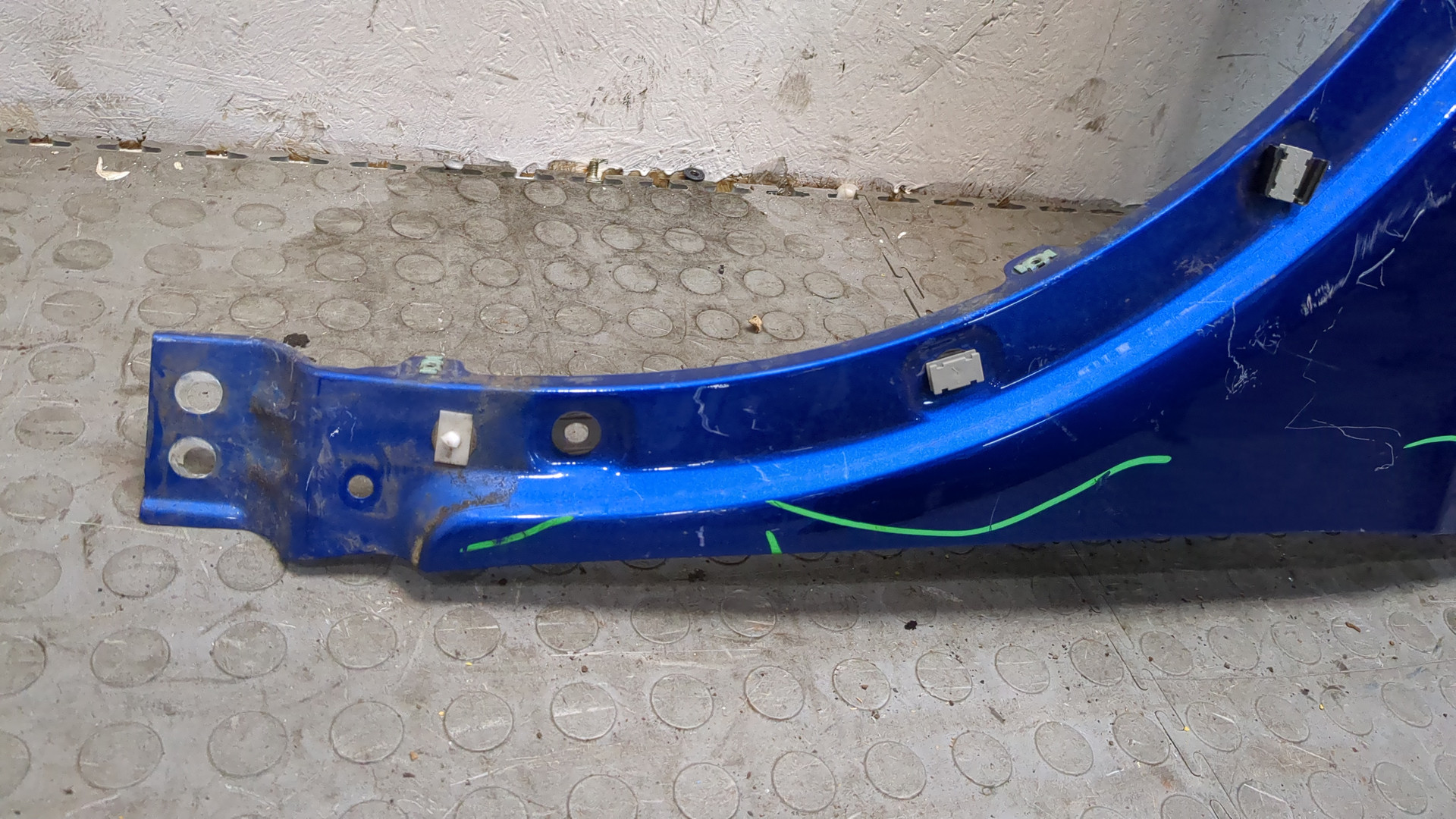 Крыло переднее левое