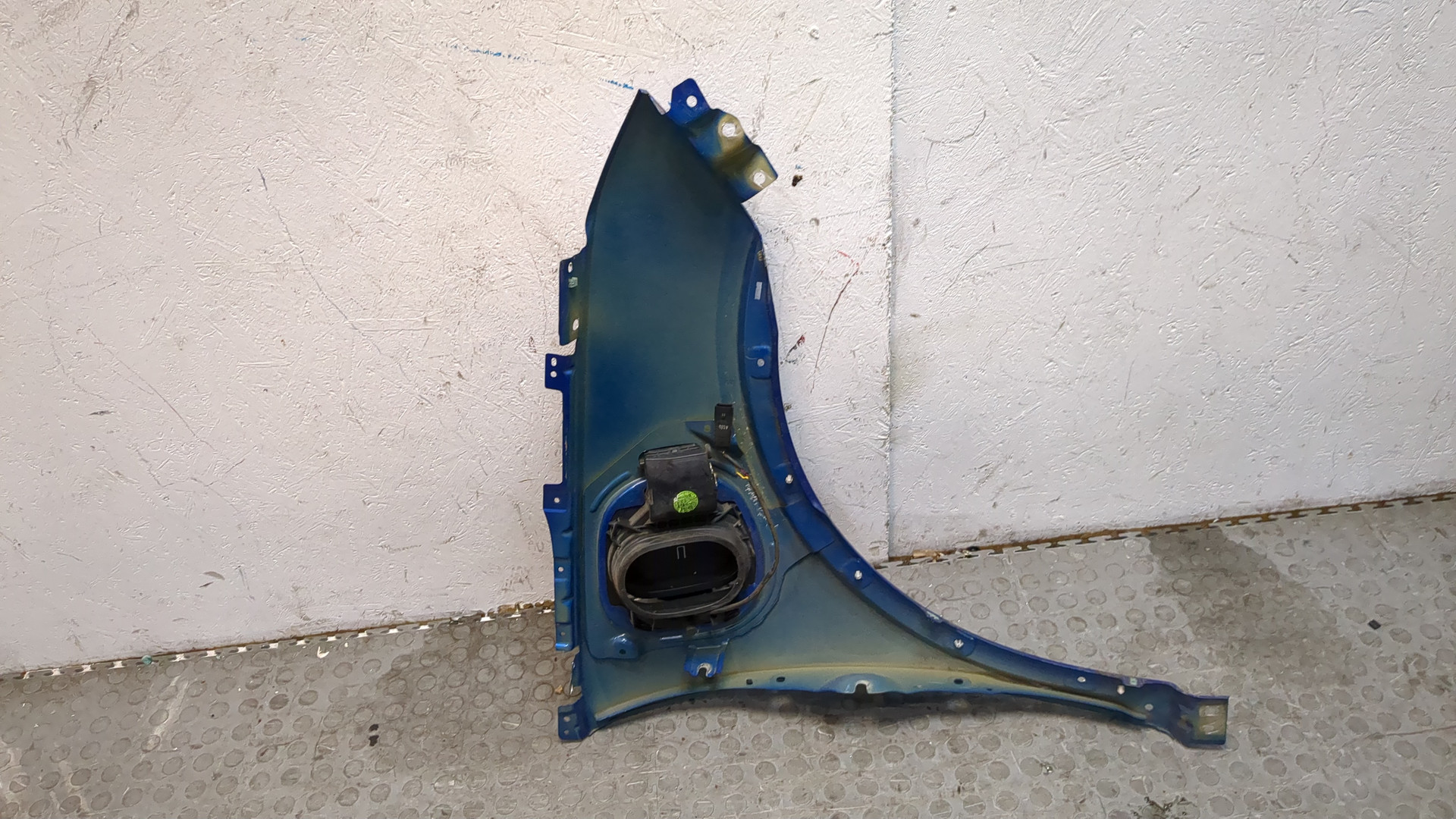 Крыло переднее левое