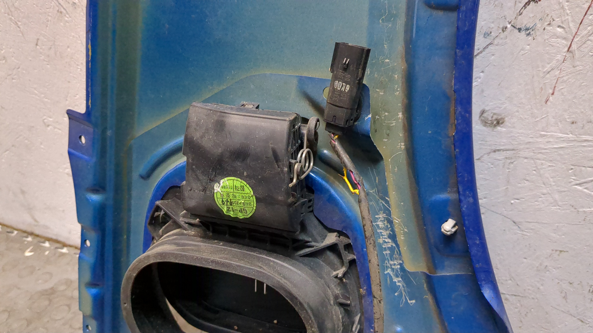 Крыло переднее левое