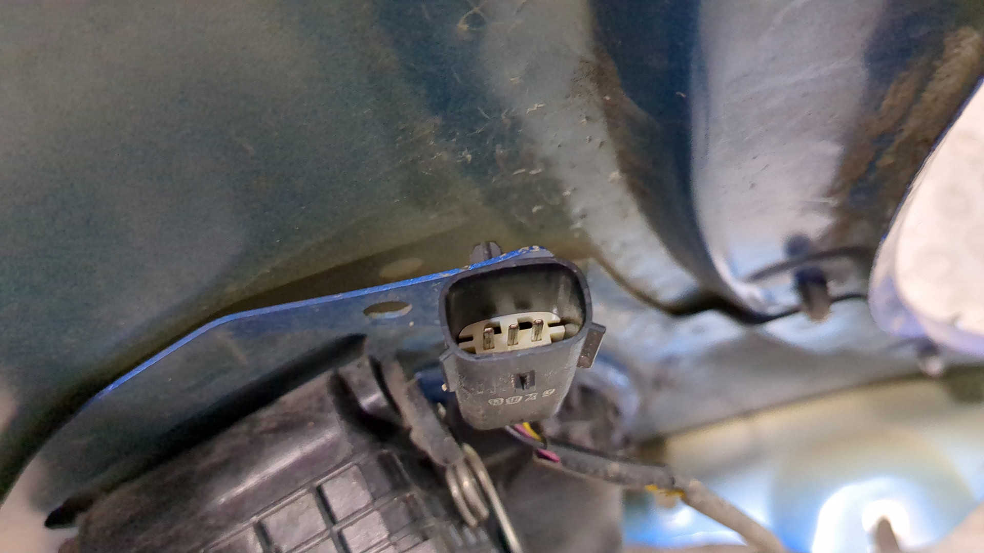 Крыло переднее левое