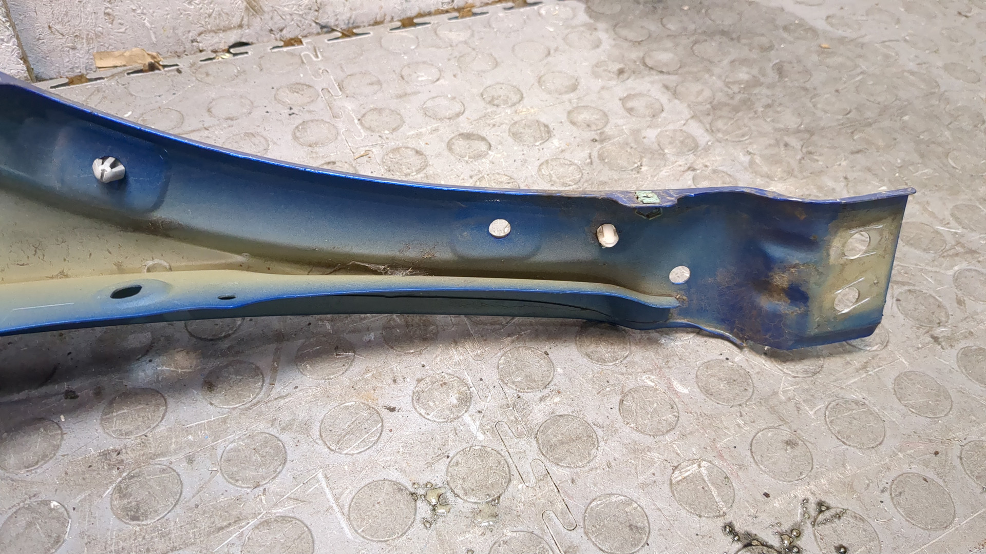 Крыло переднее левое