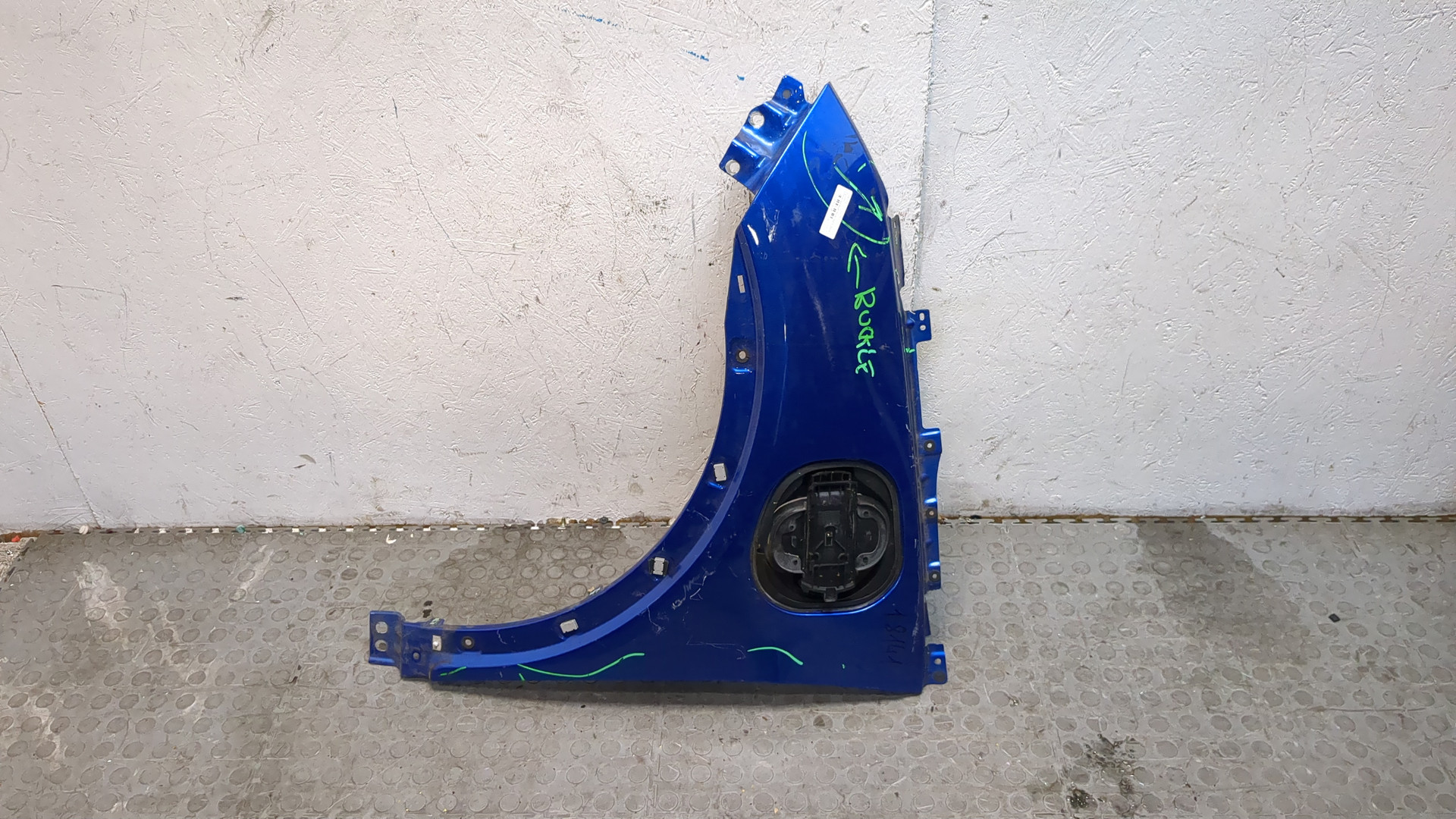 Крыло переднее левое