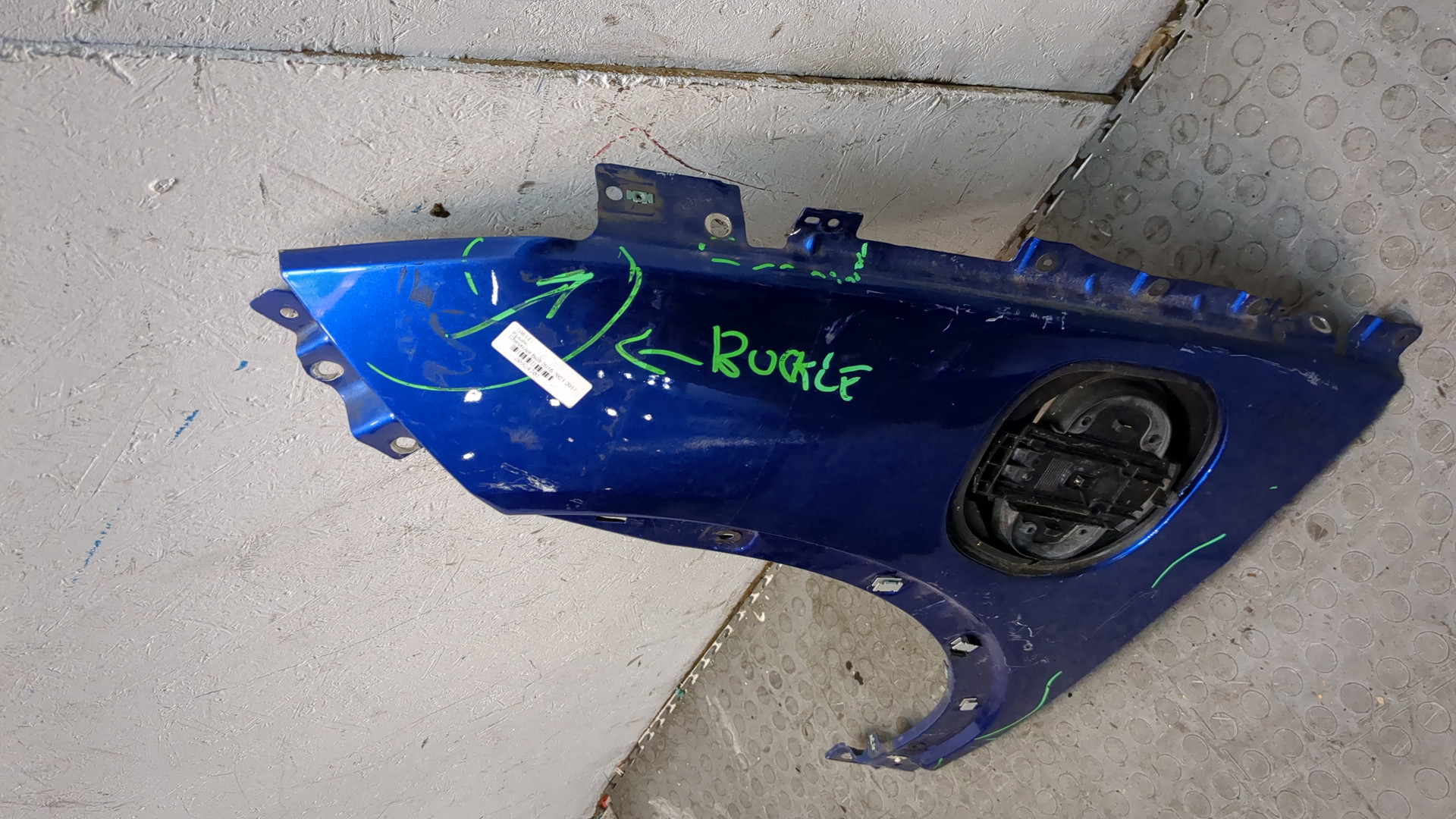 Крыло переднее левое