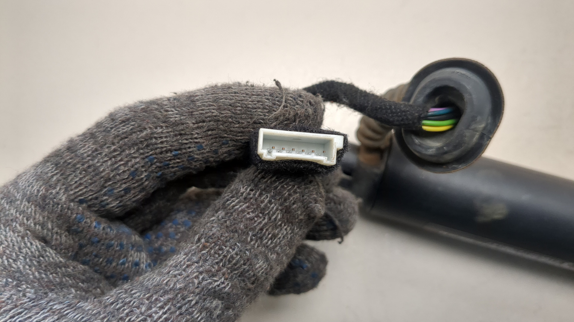 Амортизатор крышки багажника