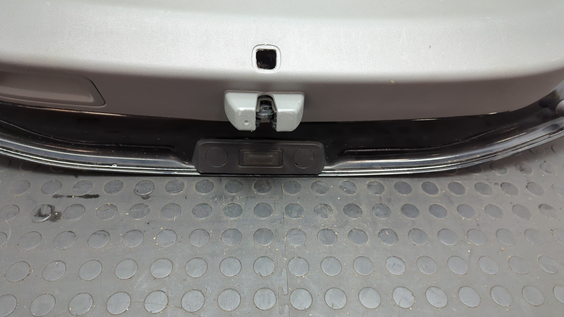 Дверь багажника