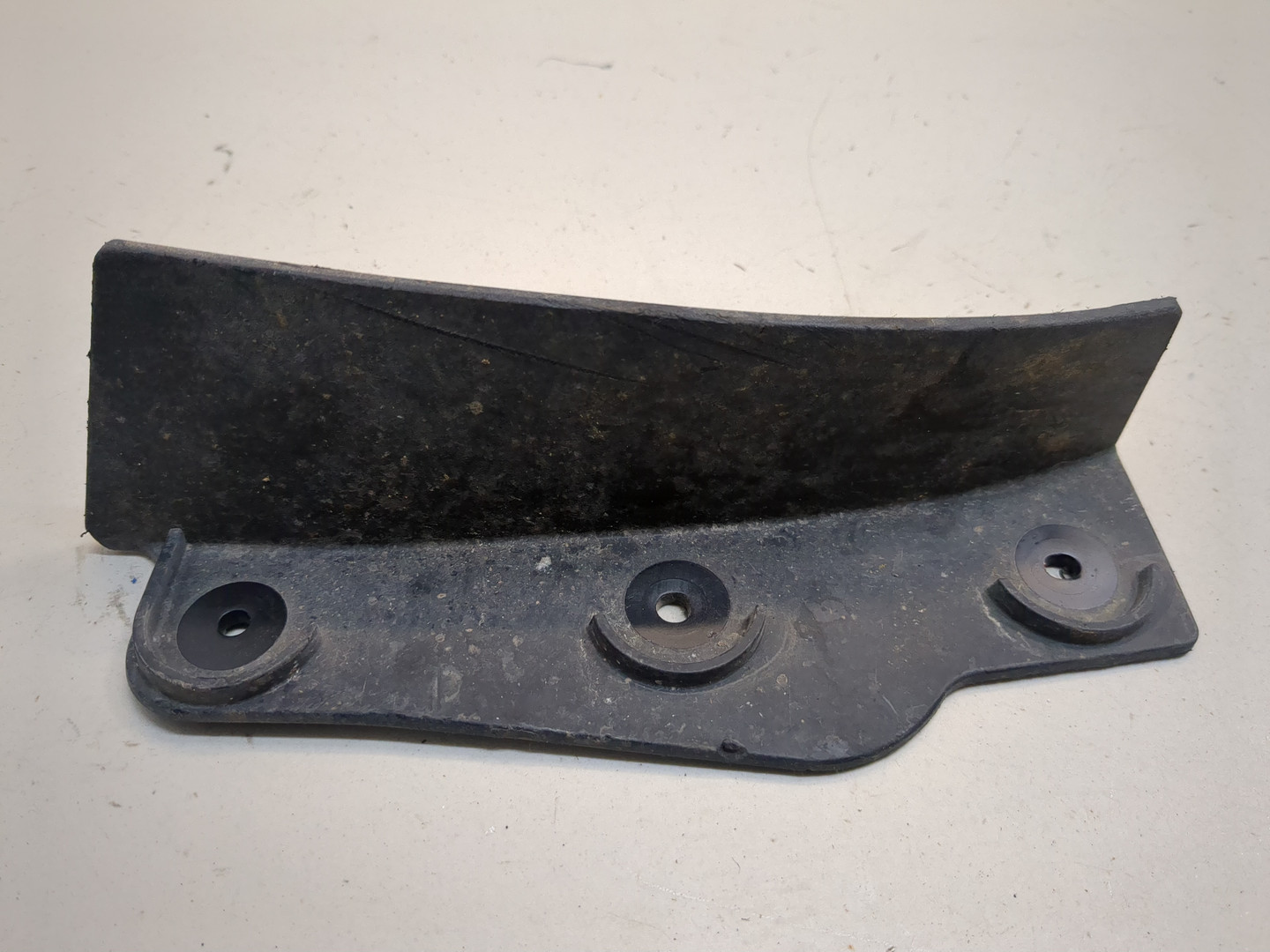 Брызговик задний левый