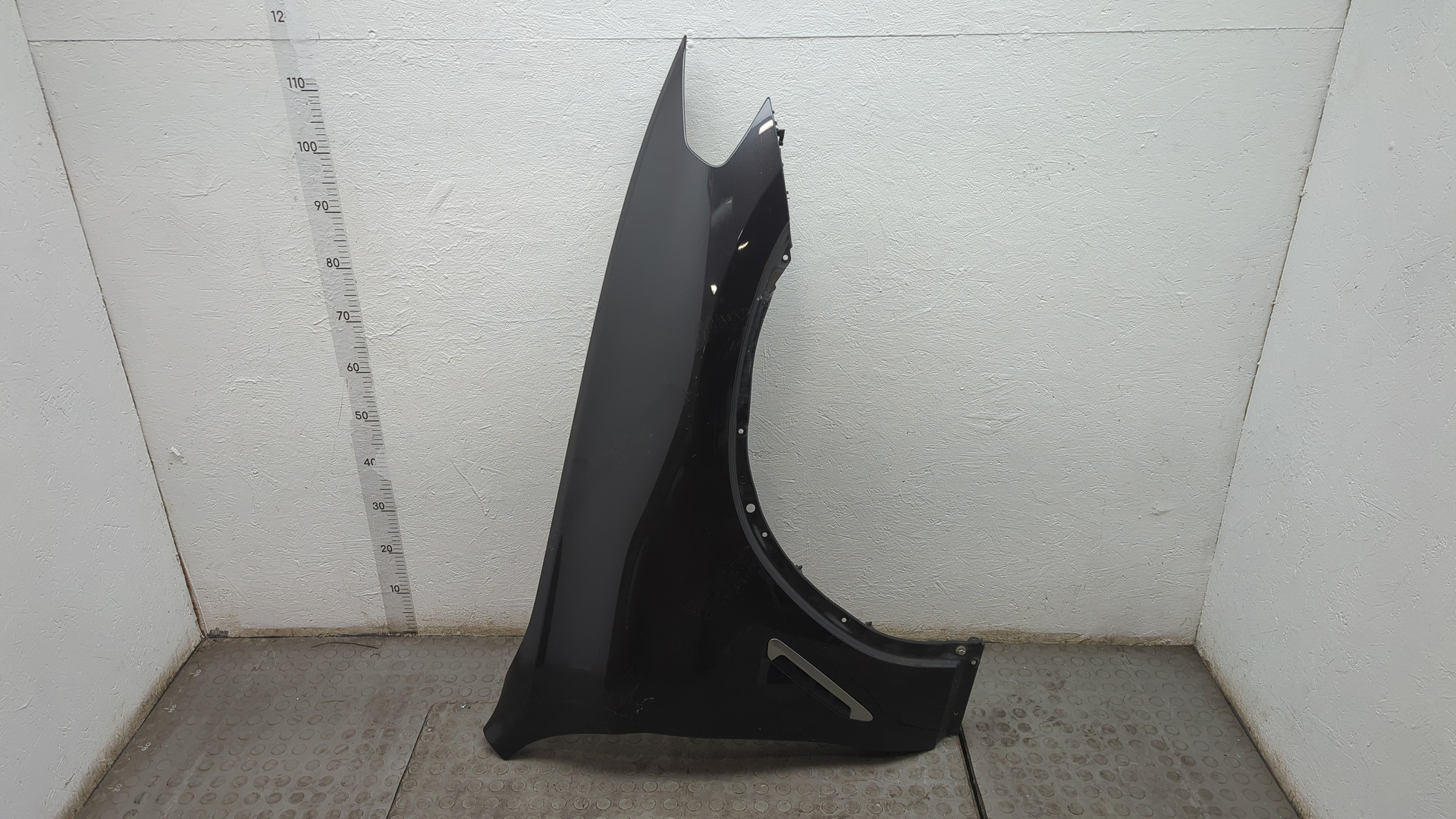 Крыло переднее правое