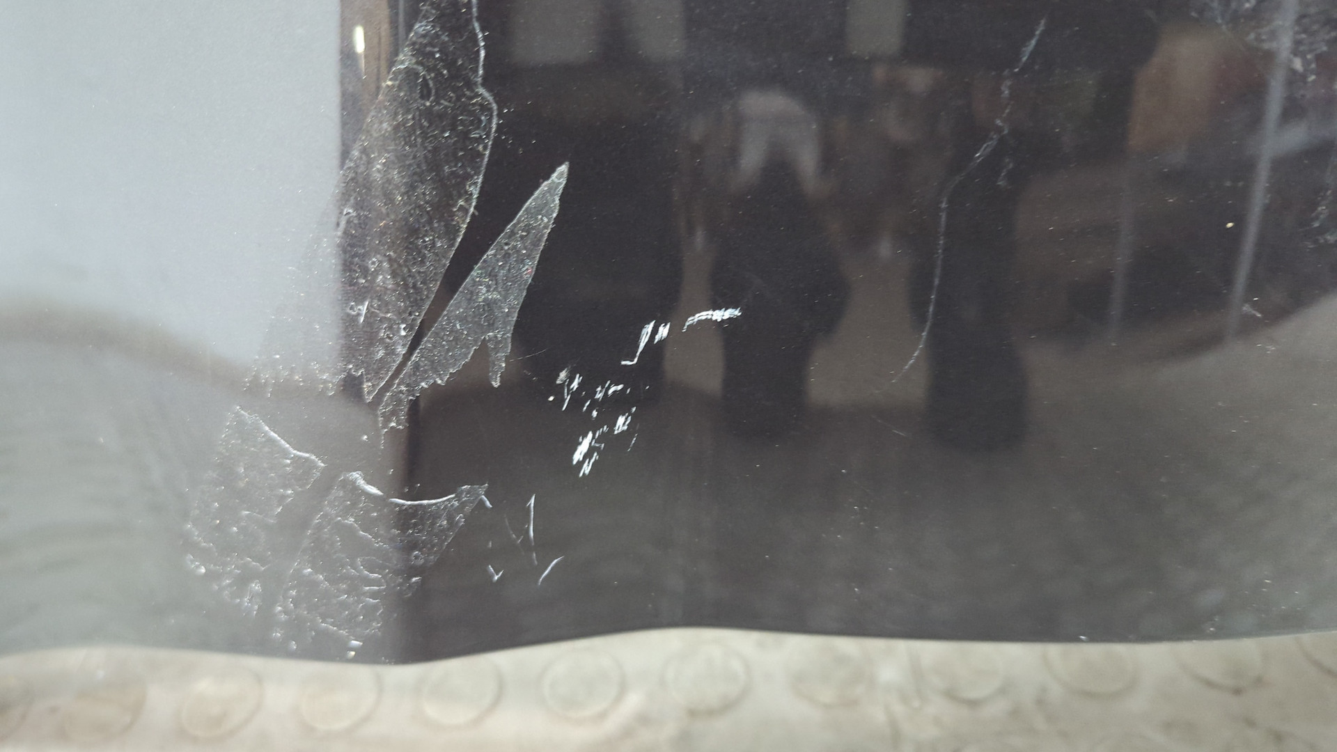 Крыло переднее правое