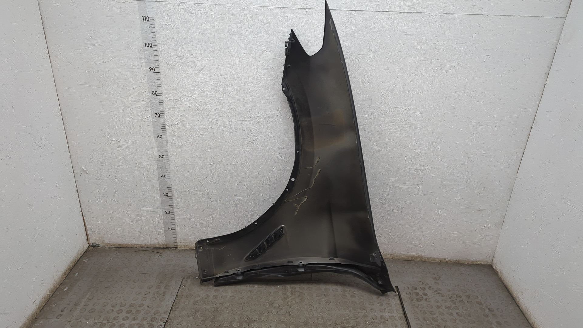 Крыло переднее правое