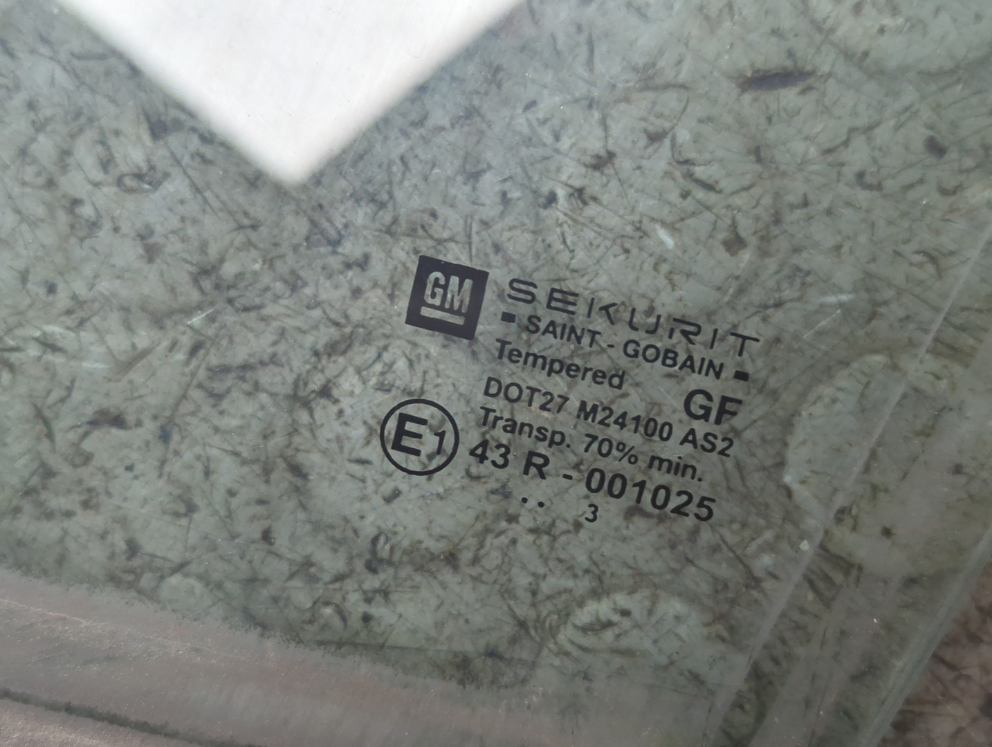 Стекло двери передней левой