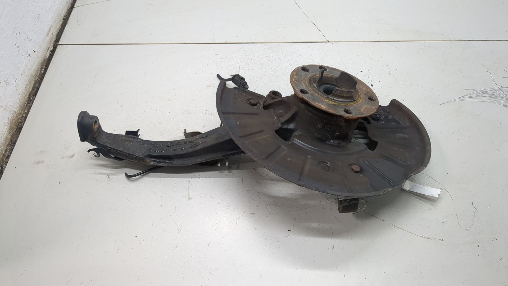 Кулак поворотный передний правый