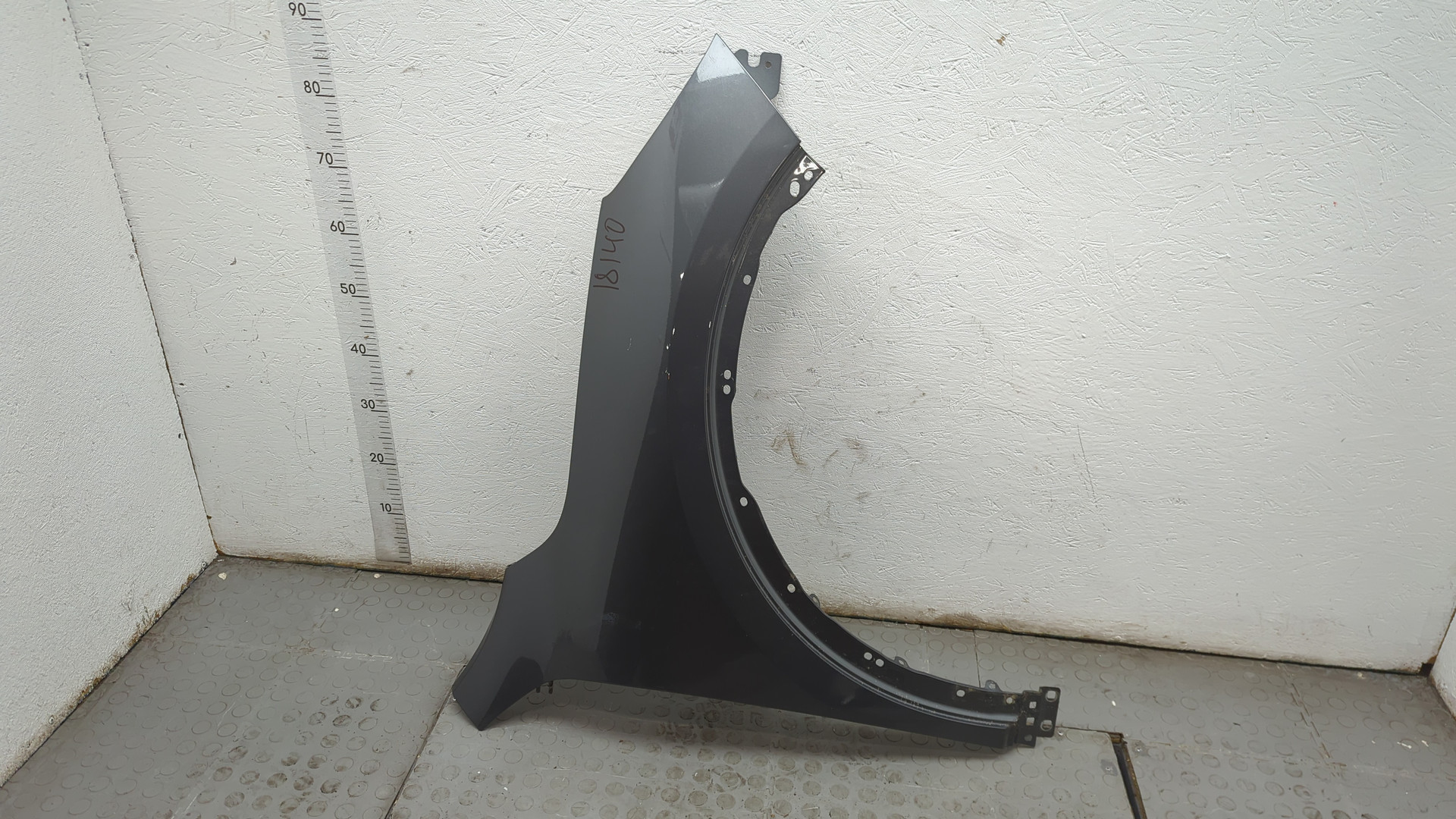 Крыло переднее правое