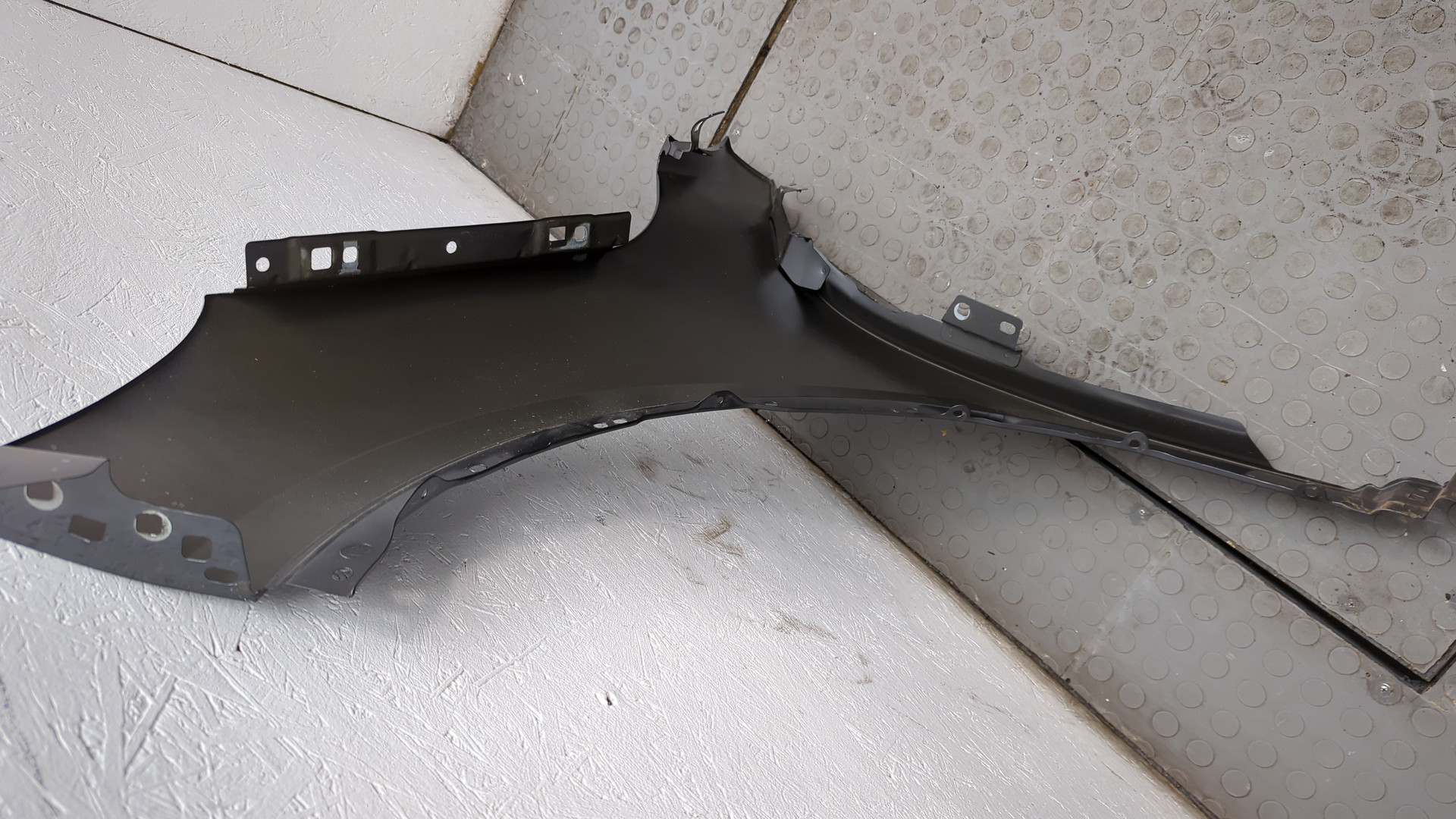 Крыло переднее правое