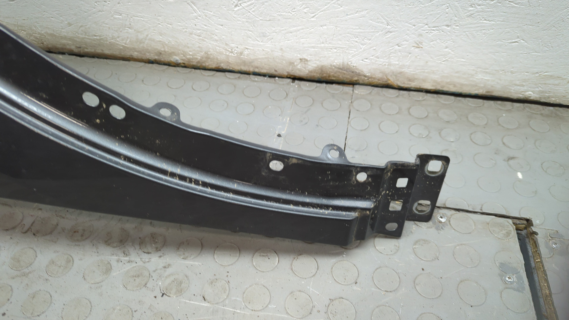 Крыло переднее правое