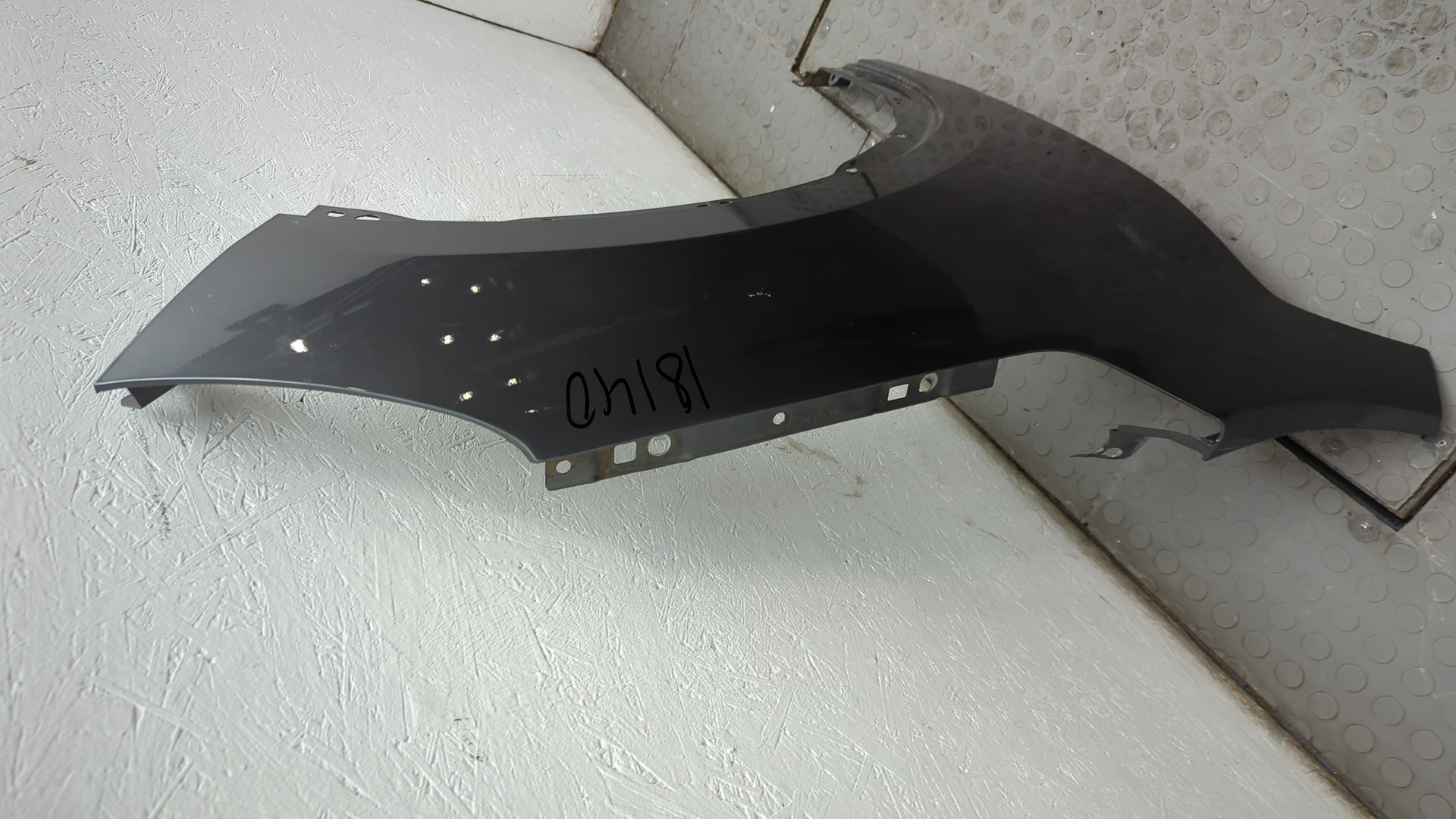 Крыло переднее правое