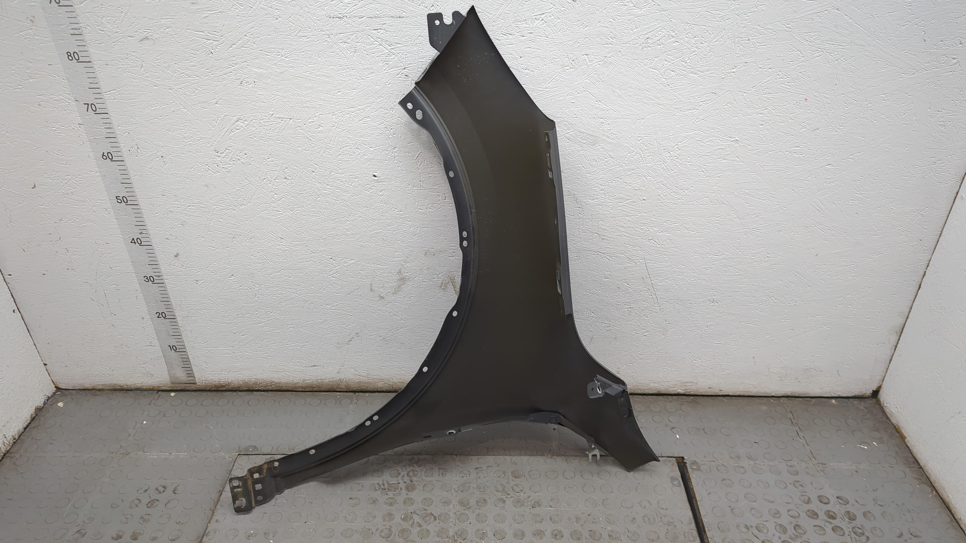 Крыло переднее правое